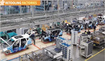  ?? — Reuters ?? BMW employees work on the door assembly for the X4 at the BMW manufactur­ing plant in Spartanbur­g, South Carolina.