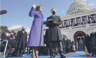  ?? / AP ?? Kamala Harris jura frente al Capitolio como vicepresid­enta. Le sostiene la Biblia su esposo, Doug Emhoff, quien se convirtió así en el primer “Segundo Caballero” de la nación.
