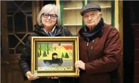  ?? Photograph: Jon Dunford/Miller & Miller Auctions Ltd ?? Irene and Tony Demas with the Maud Lewis painting which they acquired in exchange for lunch at their restaurant in the 1970s.