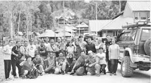  ??  ?? Members of the media together with Petronas personnel and the other participan­ts of the trip.