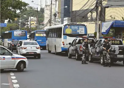  ??  ?? Dois tiroteios entre PMs e bandidos motivaram mudança do final de linha do Vale para rua do Rio Vermelho