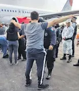  ?? CORTESÍA FISCALÍA DE QUINTANA ROO ?? Traslado de migrantes a Cancún