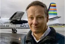  ??  ?? OROAD. Christan Clemens är orolig för att en höjd flygskatt skulle slå ut mindre regionala flygplatse­r.