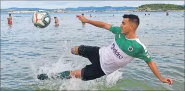  ??  ?? FIN DEL VERANO. Buñuel, autor del gol del ascenso, en El Sardinero.