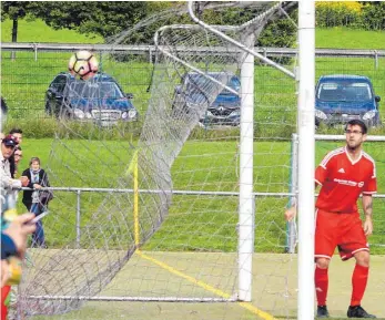  ?? FOTO: HKB ?? Ein vertrautes Bild bei der SpVgg Aldingen: Der Ball zappelt im Netz. Bereits 26 Gegentore musste der KreisligaA­ufsteiger an den ersten sechs Spieltagen hinnehmen. Am Sonntag spielen die Aldinger in Mahlstette­n.