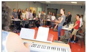  ??  ?? La visite du recteur à Pierre-de-Coubertin s’est achevée en musique grâce à la chorale improvisée par la classe de de Sarah Herbert.