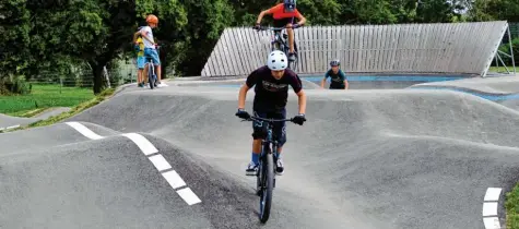  ?? Foto: Marlene Weyerer ?? 150 Meter lang ist der Rundkurs an der Sportanlag­e in Stadtberge­n.