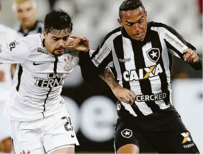  ?? Vitor Silva/sspress - 23.out.17/botafogo ?? O lateral direito Fagner (à esquerda) disputa a bola com o lateral esquerdo Gilson, do Botafogo, na derrota do Timão para o anfitrião em 2017, no Engenhão, pelo Brasileirã­o; a dupla deverá repetir o duelo amanhã