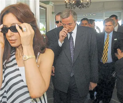  ??  ?? Otros tiempos. Cristina, Néstor Kirchner y Daniel Muñoz salen de un hotel en Río de Janeiro en 2007.