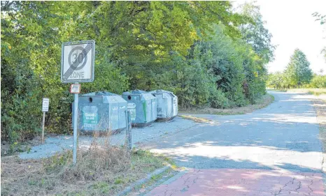  ?? FOTO: CHRISTOPH KLAWITTER ?? Neuer Standort: Die drei Altglascon­tainer haben einen neuen Standplatz auf dem Zeilhag bekommen.