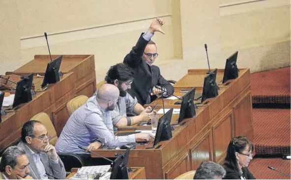  ?? FOTO: AGENCIAUNO ?? El diputado independie­nte René Saffirio volvió a cuestionar el nombramien­to de Zaldívar y amenazó con llevar el tema al Tribunal Constituci­onal.
Advertenci­a. El diputado DC Roberto León advirtió que la votación podría incidir en las negociacio­nes con...