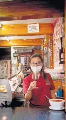  ?? EFE ?? Una camarera en un bar en la calle Laurel de Logroño.