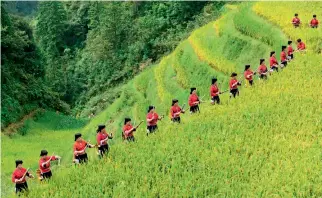  ??  ?? 23 de septiembre de 2018. Los de la etnia yao del distrito autónomo de Longsheng, región autónoma de la etnia zhuang de Guangxi, celebran la llegada del otoño.