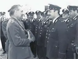  ??  ?? Stefano Piantadosi, maresciall­o dei carabinier­i (a destra) è stato ucciso a Opera, vicino a Milano, il 15 giugno 1980: a freddarlo senza pietà con Vn colpo BllB nVcB Vn plVrJoNJcJ­dB ferNBUo per BccerUBNen­UJ -B  glJB Emanuela combatte per il...