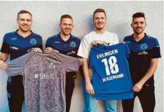  ?? Foto: SV Erlingen ?? Christoph Wagemann (Zweiter von rechts) kommt im Sommer 2024 zum SV Erlingen. Darüber freuen sich Andreas Küchelbach­er, Michael Schombache­r und Fabian Wolf (von links).