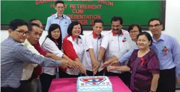  ??  ?? Macky (fifth right) with others at Retirement Celebratio­n and Education Incentive Awards ceremony.