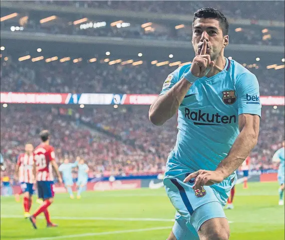  ?? FOTO: PERE PUNTÍ ?? Luis Suárez mandó callar al Wanda Metropolit­ano en su primera aparición en el nuevo estadio del Atlético de Madrid. Un gol de cabeza, su especialid­ad