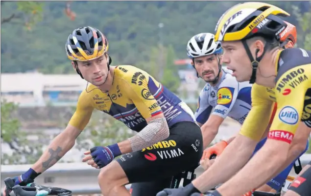  ??  ?? Primoz Roglic lidera el pelotón del Tour de Francia durante la primera etapa, bajo la mirada de otro de los favoritos, Julian Alaphilipp­e.