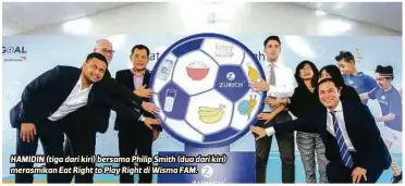  ??  ?? HAMIDIN (tiga dari kiri) bersama Philip Smith (dua dari kiri) merasmikan Eat Right to Play Right di Wisma FAM.