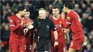  ?? RUI VIEIRA/AP ?? PROTES: Pemain Liverpool, dari kiri, Emre Can, Alex-Oxlade Chamberlai­n, Dejan Lovren, dan Virgil van Dijk mengerubun­gi wasit Jon Moss karena memberikan penalti kedua bagi Spurs.