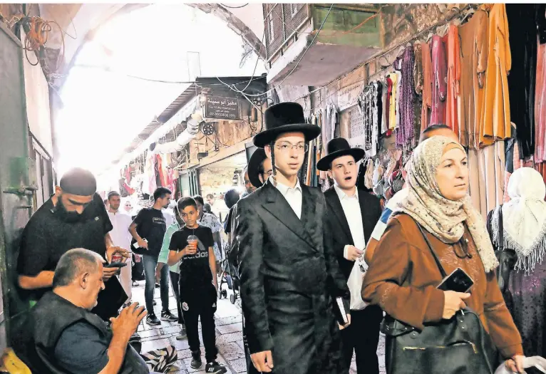 ?? FOTO: DEBBIE HILL/DPA ?? Juden und Araber auf einem Basar im muslimisch­en Viertel in Jerusalem im September 2023.