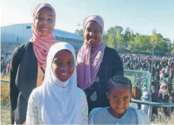  ?? FOTO: SANNA TUURALA ?? REST LÅNGT. Familjen Abdi med barnen Amina, 12, Maryama, 10, Marwa, 7, och Asiya, 5, hade rest ända från Eskilstuna för att fira Eid al-adha i Rinkeby.