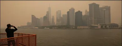  ?? YUKI IWAMURA / ASSOCIATED PRESS (2023) ?? The New York City skyline is shrouded in smoky haze from wildfires in Canada on June 7, 2023.