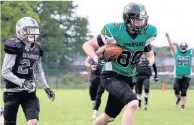  ?? Tim Furfie ?? Wide receiver Ben Hogan scampers for the endzone to score a touchdown for the Spartans in the clash with Crewe.