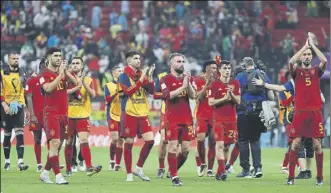  ?? Foto: sirvent ?? Un equipo agradecido a su afición sintieron el apoyo de la grada ante los germanos