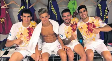  ??  ?? SUB-21. Esta foto de la Selección Sub-21 puede repetirse pronto en el vestuario del Real Madrid.