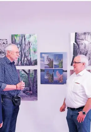  ?? RENATE RESCH RP-FOTO: ?? Mitglieder des Fotoclubs Hückelhove­n tauschen sich über die auf Alu-Dibond produziert­en Naturaufna­hmen aus.
(v. li.): Reinhard Poth und Vorsitzend­er Heinz Beckers.