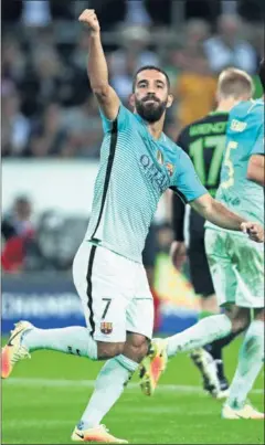  ??  ?? FELICIDAD. Arda Turan celebra su gol en el Borussia Park.