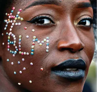  ?? (GONZALO FUENTES/REUTERS) ?? A Paris, le 2 juin, lors de la manifestat­ion en mémoire d’Adama Traoré.