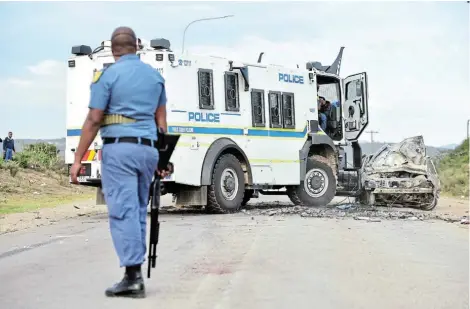  ?? Picture: EUGENE COETZEE ?? HEAVY DUTY: Service delivery protests in Area 11, KwaNobuhle, and on the adjacent R334, between Kariega and Rocklands, early yesterday triggered the deployment of the Public Order Policing Unit