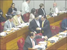  ??  ?? Miembros de diversas bancadas de la Cámara de Senadores, ayer durante la sesión ordinaria.