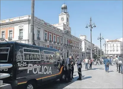  ?? EMILIA GUTIÉRREZ ?? El despliegue policial impidió la manifestac­ión promovida por el movimiento del 15-M