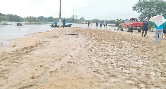  ??  ?? Los caminos de acceso a Yabebyry se encuentran cortados debido al desborde de los arroyos.