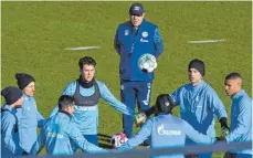  ?? FOTO: MAIK HÖLTER/IMAGO IMAGES ?? Trainer Christian Gross ist in seine Rettungsmi­ssion beim abstiegsbe­drohten Bundesligi­sten FC Schalke 04 gestartet.