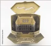  ??  ?? Parfum de Mon Château « Château d’Azur » - Flacon en verre, couvre-bouchon en verre laqué figurant un toit dit « à la française » - Exceptionn­el coffret à abattant - H : , cm - Estimation :  /  €.