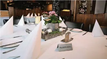 ?? RP-FOTO: KAISER ?? Auch im Kempener Kolpinghau­s ist der Tisch für die Gäste, die reserviert haben, bereits gedeckt. Probleme mit Reservieru­ngen hat Gastwirt Kemal Muratovic derzeit nicht. Kollegen haben aber auch negative Erfahrunge­n gemacht.