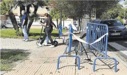  ?? ANDRÉS RODRÍGUEZ ?? Las vallas advierten de que las baldosas están levantadas, cerca del parque infantil.