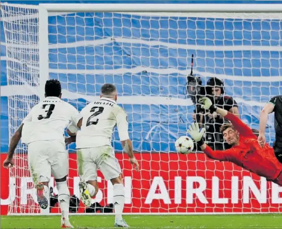  ?? ?? Courtois detiene, con una gran estirada, el penalti lanzado por Juranovic, evitando un 2-1 que hubiese resultado inquietant­e. El belga estuvo muy bien.