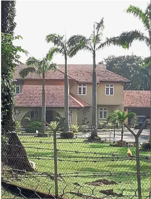  ??  ?? Stories abound: It was said that apparition­s of a British army commander and his family members were lingering around the Bukit Peringgit bungalow.