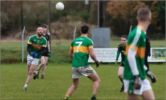  ??  ?? Kilcoole’s James Scullion passes to team-mate Cormac Byrne.