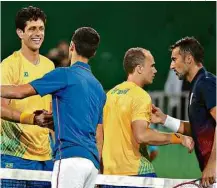  ?? Geraldo Bubniak/Folhapress ?? Djokovic (de costas) cumpriment­a Marcelo Melo após o jogo