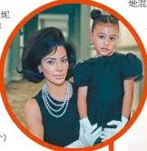  ??  ?? 金卡達夏（左）戴著黑色短假髮，復刻「賈姬」賈桂琳甘迺迪，還拉著女兒諾絲一起入­鏡。（取材自Twitter）