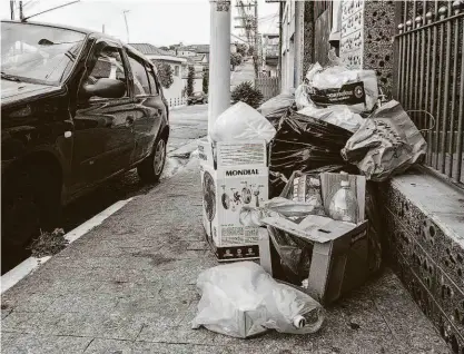  ?? Jardiel Carvalho/folhapress ?? Ruas do Parque São Lucas, na zona leste de São Paulo, ficaram sem coleta de lixo ontem, devido à greve dos caminhonei­ros; decreto permite compras se licitação e apreensão de combustíve­l estocados em postos