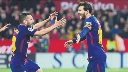  ?? FOTO: MANEL MONTILLA ?? Alba felicita a Messi tras el 2-2 definitivo del ‘10’ en el 89’ de la pasada Liga Entró en el minuto 57 con 2-0 en contra