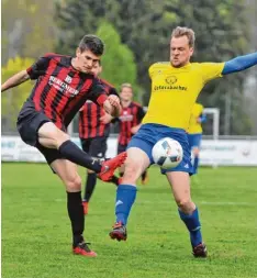  ?? Foto: Andreas Lode ?? Ustersbach­s Spielertra­iner Stefan Kauer (rechts) kommt gegen Kilian Vermeulen vom TSV Welden zu spät.