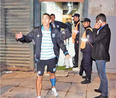  ?? FABIAN GASTIARENA ?? A la salida del estadio. Centurión se retiró con un vendaje y con dificultad­es para caminar.